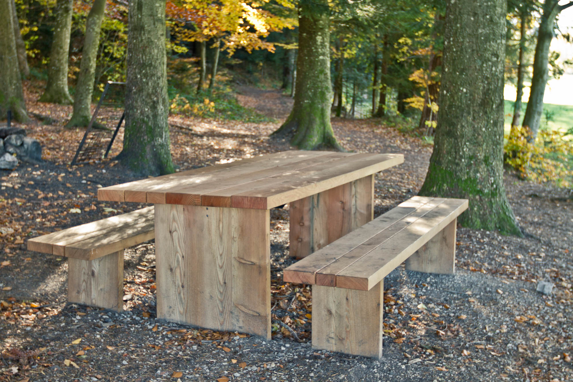 Tisch und Bank im Wald